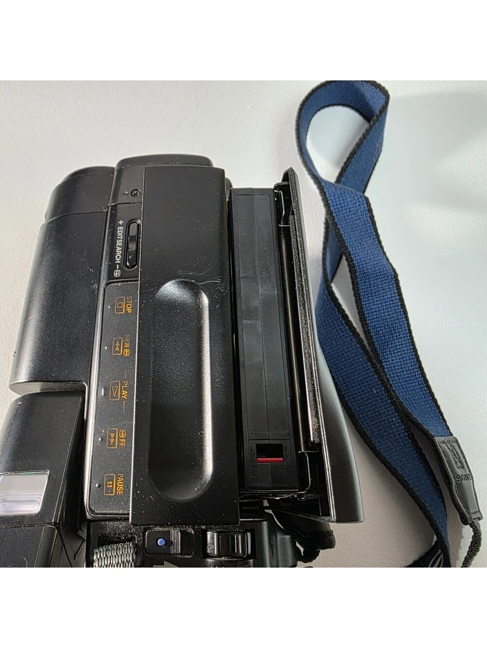 Sony Handycam CCD-TR66 Video 8 Tested w/ Battery, AV Cords & Case